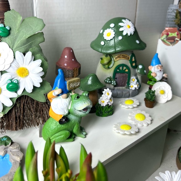 FROG TOWN USA FAIRY GARDEN GIFT SET - Picture 13 of 16